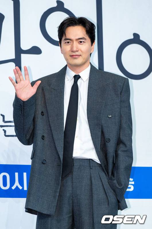 [OSEN=박준형 기자] 31일 오후 서울 신도림 더링크호텔에서 JTBC 새 토일드라마 ‘에스콰이어: 변호사를 꿈꾸는 변호사들’(극본 박미현 연출 김재홍) 제작발표회가 진행됐다. 정의롭고 당차지만 사회생활에 서툰 법무법인 율림의 신입 변호사 강효민(정채연 분)이 왜인지 온 세상에 냉기를 뿜어대지만 실력만큼은 최고인 파트너 변호사 윤석훈(이진욱 분)을 통해 완전한 변호사로 성장해 나가는 오피스 성장물로 오는 8월 2일 첫방송된다.배우 이진욱이 포즈를 취하고 있다.  2025.07.31 / soul1014@osen.co.kr
