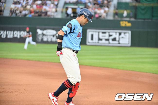 [OSEN=부산, 이석우 기자] 5일 부산 사직야구장에서 2025 신한 SOL 뱅크 KBO 리그 롯데 자이언츠와 KIA 타이거즈의 경기가 열렸다. 홈팀 롯데는 감보아가, 방문팀 KIA는 네일이 선발 출전했다.롯데 자이언츠 전준우가 1회말 2사 만루 1루 땅볼을 치고 진루하다 다리 부상을 당하고 괴로워하고 있다. 2025.08.05 / foto0307@osen.co.kr