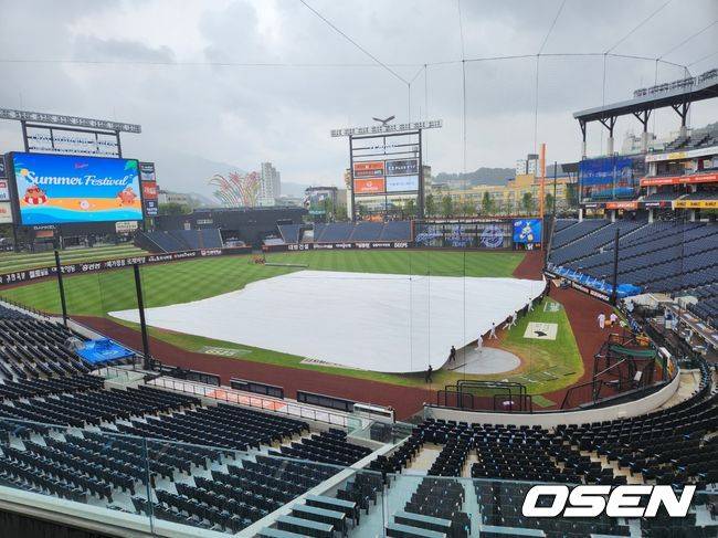 [OSEN=대전, 이상학 기자] 6일 KT-한화전을 앞둔 대전 한화생명볼파크에 방수포가 깔렸다. /waw@osen.co.kr