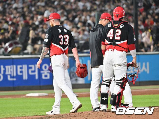 [OSEN=부산, 이석우 기자] 6일 부산 사직야구장에서 2025 신한 SOL 뱅크 KBO 리그 롯데 자이언츠와 KIA 타이거즈의 경기가 열렸다. 홈팀 롯데는 데이비슨이, 방문팀 KIA는 올러가 선발 출전했다.KIA 타이거즈 올러가 3회말 2사 만루 롯데 자이언츠 박승욱에게 중견수 왼쪽 2타점 안타를 맞고 교체되고 있다. 2025.08.06 / foto0307@osen.co.kr