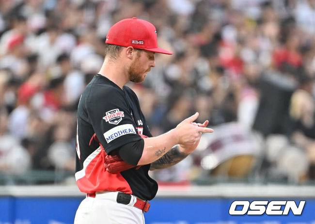 [OSEN=부산, 이석우 기자] 6일 부산 사직야구장에서 2025 신한 SOL 뱅크 KBO 리그 롯데 자이언츠와 KIA 타이거즈의 경기가 열렸다. 홈팀 롯데는 데이비슨이, 방문팀 KIA는 올러가 선발 출전했다.KIA 타이거즈 올러가 2회말 1사 만루 롯데 자이언츠 한태양에게 역전 밀어내기 볼넷을 허용하고 아쉬워하고 있다. 2025.08.06 / foto0307@osen.co.kr