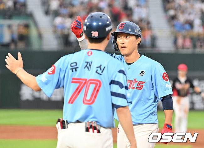 [OSEN=부산, 이석우 기자] 6일 부산 사직야구장에서 2025 신한 SOL 뱅크 KBO 리그 롯데 자이언츠와 KIA 타이거즈의 경기가 열렸다. 홈팀 롯데는 데이비슨이, 방문팀 KIA는 올러가 선발 출전했다.롯데 자이언츠 노진혁이 2회말 무사 1,2루 중견수 오른쪽 동점 1타점 안타를 치고 세리머니를 하고 있다. 2025.08.06 / foto0307@osen.co.kr