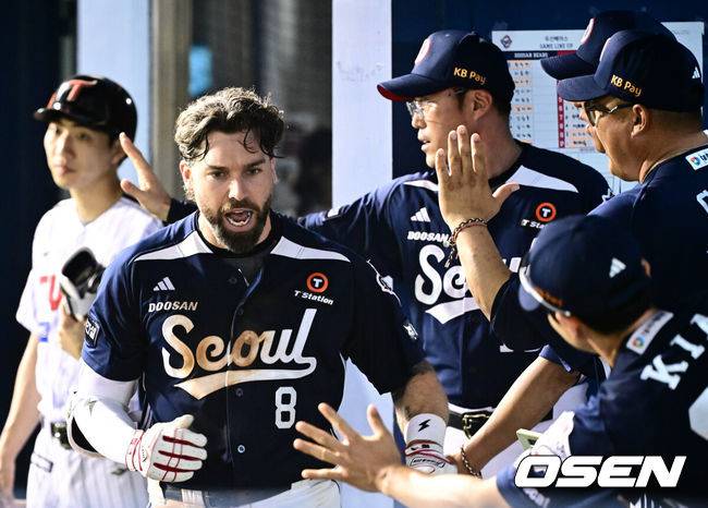 [OSEN=잠실, 조은정 기자]6일 오후 서울 잠실구장에서 ‘2025 신한 SOL Bank KBO리그’ LG 트윈스와 두산 베어스의 경기가 열렸다.LG는 최채흥, 두산은 콜어빈을 선발로 내세웠다.7회초 1사 1루 두산 케이브가 우월 투런 홈런을 날린 뒤 더그아웃에서 환영을 받고 있다. 2025.08.06 /cej@osen.co.kr