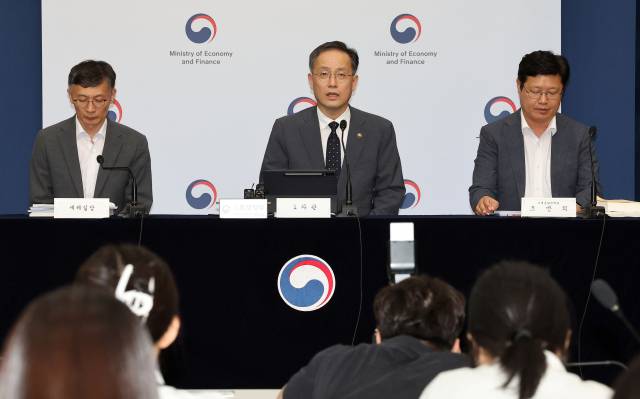 ▲이형일 기획재정부 1차관이 지난 29일 정부세종청사 민원동 브리핑실에서 2025 세제 개편안 상세 브리핑을 하고 있다. 오른쪽부터 조만희 조세총괄정책관, 이 차관, 박금철 세제실장. ⓒ연합뉴스