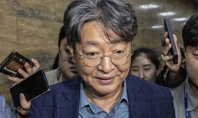 차명 주식거래 의혹이 제기된 국회 법제사법위원장 더불어민주당 이춘석 의원이 5일 국회에서 열린 본회의에 참석한 뒤 본회의장을 빠져나가다 취재진 질문을 받고 있다. 뉴시스