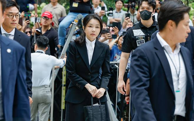 윤석열 전 대통령 부인 김건희 여사가 6일 서울 종로구에 마련된 김건희 특검팀(특별검사 민중기) 사무실에 피의자 신분으로 출석하고 있다.&nbsp;최상수 기자