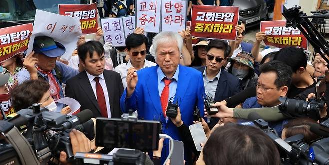 “나는 억울하다” - 전광훈(가운데) 사랑제일교회 목사가 5일 서울 성북구 사랑제일교회 앞에서 서울서부지법 폭력 난동 사태와 자신은 무관하다고 말하고 있다. 연합뉴스