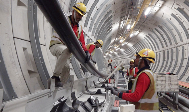 대한전선 직원들이 싱가포르에서 400㎸ 전력망을 설치하고 있다. 대한전선 제공