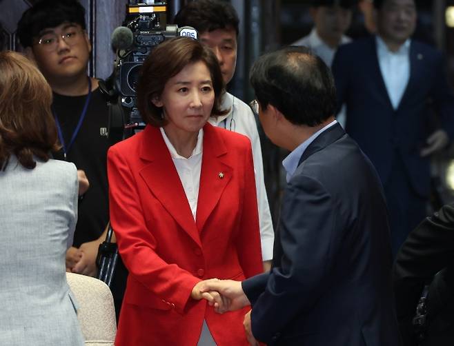 의원들과 인사하는 나경원 국민의힘 의원 - 나경원 국민의힘 의원이 4일 서울 여의도 국회에서 열린 의원총회에 참석하며 의원들과 인사를 하고 있다. 뉴시스