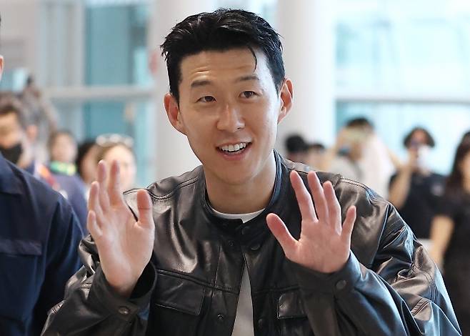 토트넘과의 결별한 손흥민이 5일 인천국제공항을 통해 미국으로 출국하고 있다. 연합뉴스