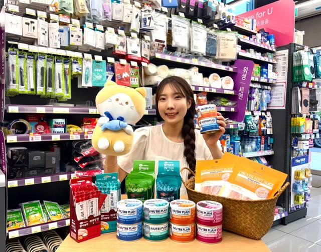 CU 직원이 반려묘 사료와 간식 상품을 소개하고 있다. 사진 제공=BGF리테일