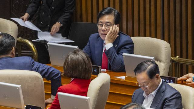 송언석 국민의힘 비상대책위원장 겸 원내대표가 4일 국회 본회의에서 '방송3법(방송법·방송문화진흥회법·한국교육방송공사법 개정안)' 본회의 상정 관련해 무제한 토론(필리버스터)을 시작한 뒤 당 지도부들과 대화하고 있다. 연합뉴스