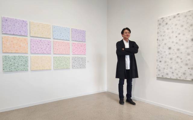 화가 이강욱이 경주 플레이스씨에서 열린 개인전 '1mm의 경계'에서 취재진의 질문에 답하고 있다. /사진=조상인기자
