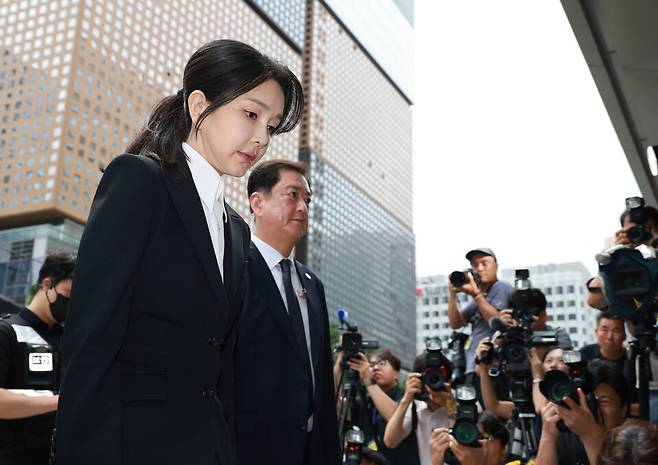 윤석열 전 대통령 배우자 김건희 여사가 8월6일 서울 종로구 KT광화문빌딩 웨스트에 마련된 민중기 특별검사팀 사무실에 피의자 신분으로 출석하고 있다. 전·현직 대통령 부인이 수사기관에 피의자로 공개 출석하는 것은 헌정사상 처음이다. ⓒ 연합뉴스