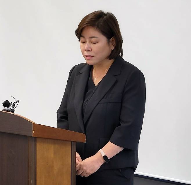 전윤미 전북 전주시의원(더불어민주당)이 7월 28일 전주시청에서 기자회견을 열고 가족과 지인 업체에 예산 몰아주기 의혹에 대해 대부분 인정하면서 눈물로 사과하고 있다. 전문 미용인 출신인 전 의원과 그 가족 등은 전주시가 자영업자와 소상공인을 돕기 위해 진행한 '전주맛배달' 할인 구독 행사 지원금 1억800만원 중 65%에 달하는 7000만원을 집중 지원받은 의혹으로 경찰의 내사를 받고 있다. ⓒ연합뉴스
