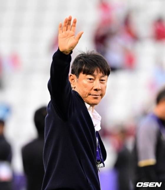 Shin Tae -yong is greeted by fans. /Photo = OSEN provided