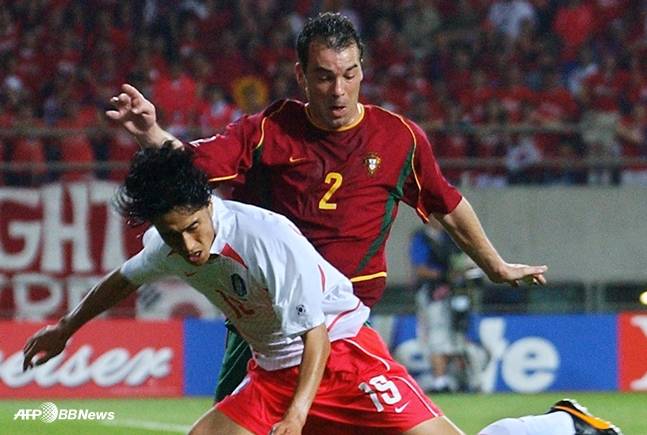 2002 월드컵에서 안정환을 수비하던 조르제 코스타. /AFPBBNews=뉴스1