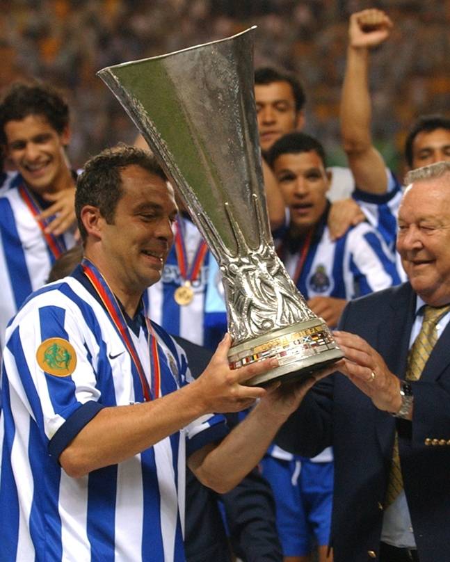 주장으로 나선 2003~2004시즌 UEFA 챔피언스리그 우승트로피를 들러올리는 조르제 코스타. /사진=FC포르투 공식 SNS
