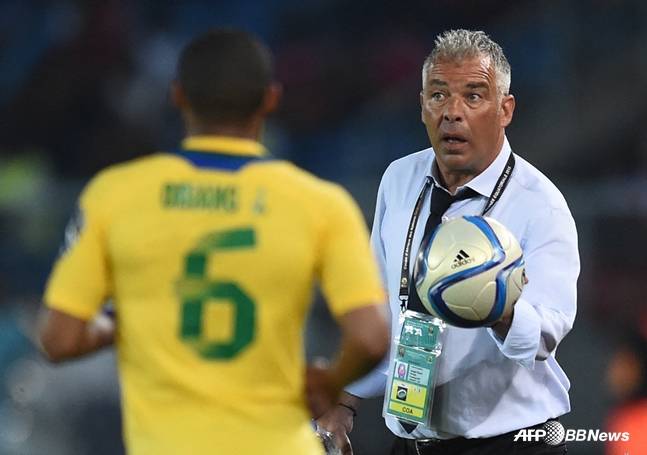 2015년 가봉 국가대표팀 지휘봉을 잡고 있던 조르제 코스타. /AFPBBNews=뉴스1
