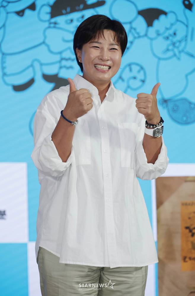 방송인 박세리가 10일 오전 서울 여의도 KBS 별관에서 진행된 KBS 2TV 예능 '크레이지 리치 코리안' 제작발표회에서 포즈를 취하고 있다.  다양한 분야에서 본업에 미쳐 성공을 이룬 K-피플들을 직접 찾아가 그들의 삶과 철학과 열정을 조명하는 휴먼 리얼리티 예능 '크레이지 리치 코리안'은 오는 15일 첫 방송된다. /2025.06.10 /사진=이동훈 photoguy@