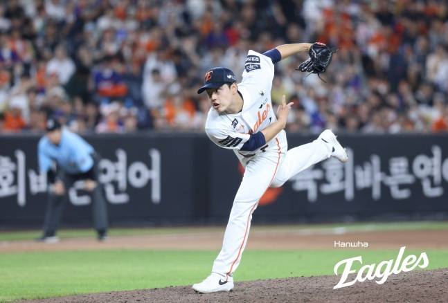 한화 문동주가 5일 대전 KT전에서 역투하고 있다. /사진=한화 이글스 제공