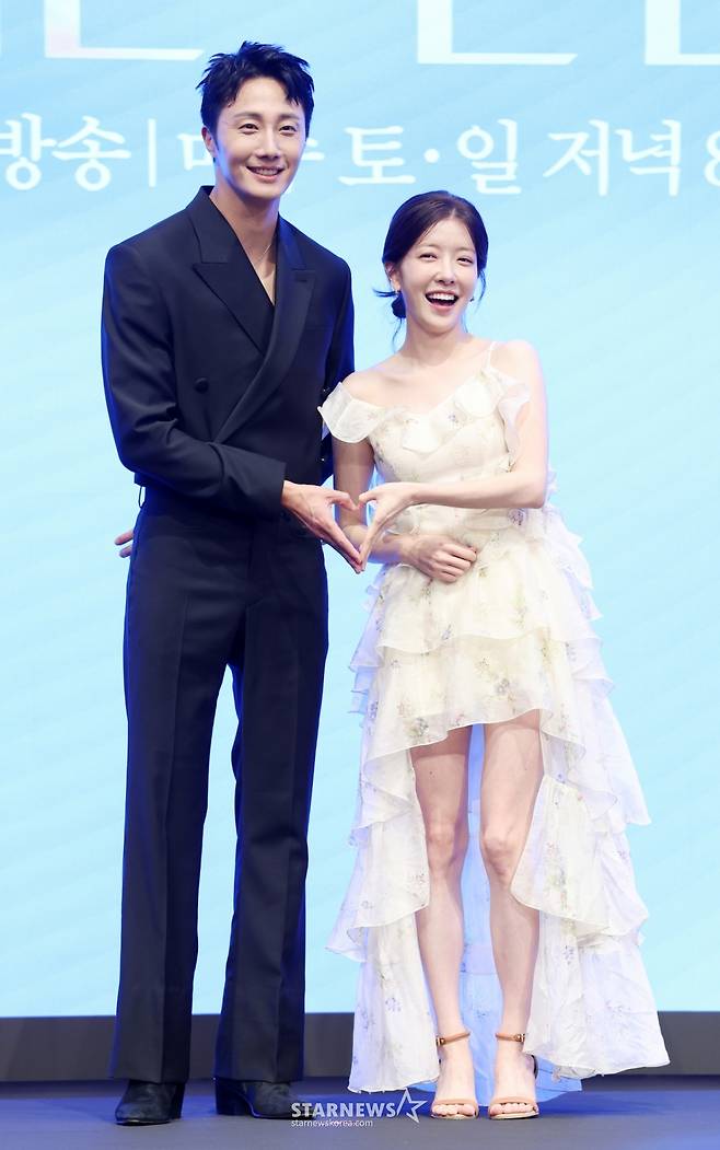 배우 정일우, 정인선이 6일 서울 영등포구 더세인트에서 진행된 KBS 2TV 주말드라마 '화려한 날들' 제작발표회에 참석해 포즈를 취하고 있다. /2025.08.06 /사진=김휘선 hwijpg@