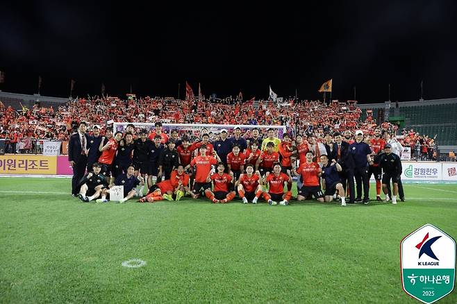 Gangwon FC players and fans are taking a commemorative photo after the Daegu FC victory held at Gangneung High1 Arena in June. /Photo = Korean Professional Football Federation Provided