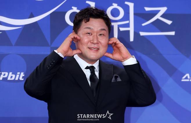 [인천=뉴시스] 김혜진 기자 = 배우 윤경호가 18일 오후 인천 중구 파라다이스시티에서 열린 제4회 청룡시리즈어워즈에서 포즈를 취하고 있다. 2025.07.18. jini@newsis.com /사진=김혜진