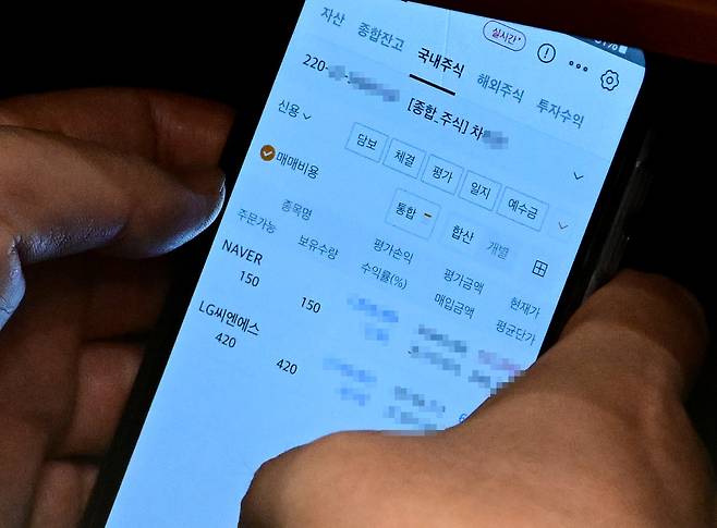 이춘석 더불어민주당 의원이 지난 4일 국회 본회의장에서 타인 명의로 개설된 주식 계좌를 확인하고 있다. 더팩트 제공