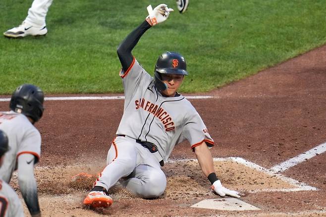 샌프란시스코 자이언츠 외야수 이정후가 6일 미국 펜실베이니아주 피츠버그의 PNC파크에서 열린 2025 미국 메이저리그(MLB) 피츠버그 파이리츠와의 원정경기에 7번타자 겸 중견수로 선발 출전해 4타수 1안타 1득점을 기록했다. 2일 뉴욕 메츠전부터 5경기 연속으로 장타를 생산하며 상승세를 이어갔다. AP 연합뉴스