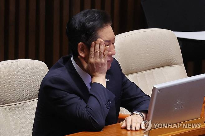 시작부터 난관 봉착한 정청래 대표 (서울=연합뉴스) 김주성 기자 = 더불어민주당 정청래 신임 당대표가 이춘석 의원의 차명 주식거래 의혹이 불거진 5일 국회 본회의장에서 심각한 표정을 짓고 있다. 
    정 대표는 5일 법제사법위원장인 이 의원의 의혹과 관련해 당 윤리감찰단에 긴급 진상조사를 지시했다. 2025.8.5 utzza@yna.co.kr