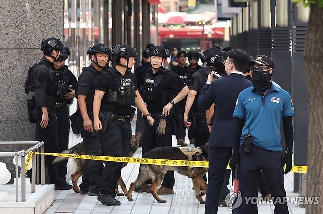 명동 신세계백화점 수색 마친 경찰특공대 (서울=연합뉴스) 윤동진 기자 = 지난 5일 서울 중구 명동 신세계백화점 본점에 폭발물을 설치했다는 협박 글이 인터넷 커뮤니티에 올라와 신고를 받고 출동한 경찰특공대가 수색을 마친 후 이동하고 있다. 2025.8.5 mon@yna.co.kr