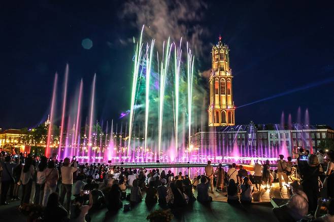 음악 분수 쇼와 불꽃놀이 [사진/백승렬 기자]