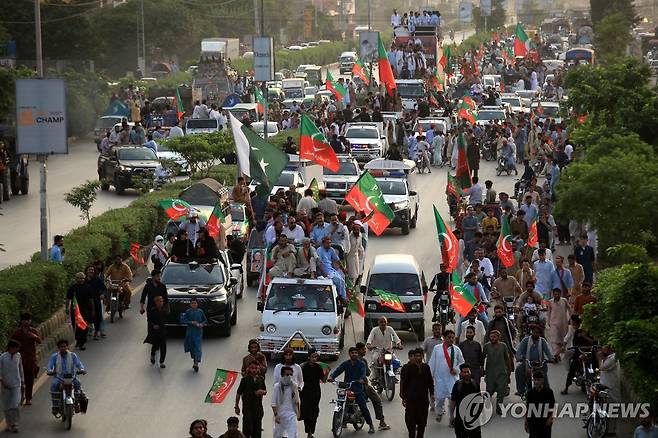 5일 파키스탄 페샤와르서 열린 칸 전 총리 석방요구 시위 [EPA 연합뉴스 자료사진. 재판매 및 DB 금지]