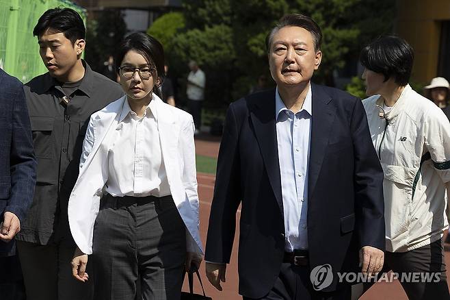 윤석열 전 대통령 부부 (서울=연합뉴스) 신현우 기자 = 윤석열 전 대통령과 김건희 여사가 21대 대통령 선거일인 3일 서울 서초구 원명초등학교에 마련된 서초4동 제3투표소에서 투표를 마친 뒤 차량으로 향하고 있다. 2025.6.3 [공동취재] nowwego@yna.co.kr