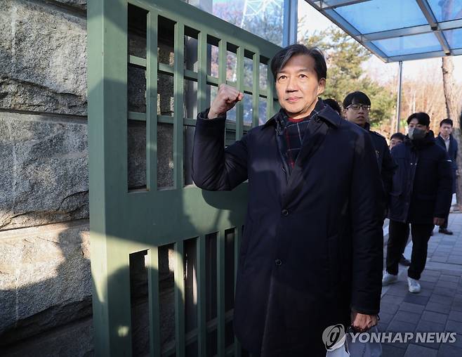 조국 전 대표, 서울구치소 수감 전 지지자들에게 인사 (의왕=연합뉴스) 박동주 기자 = 자녀 입시 비리와 청와대 감찰 무마 등 혐의로 기소돼 징역 2년 형이 확정된 조국혁신당 조국 전 대표가 지난해 12월 16일 오전 경기도 의왕 서울구치소로 들어가기 전 주먹을 쥐어 보이며 지지자들에게 인사하고 있다. 2024.12.16 pdj6635@yna.co.kr