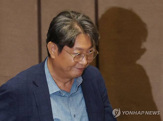 투표하는 이춘석 의원 (서울=연합뉴스) 박동주 기자 = 차명 주식거래 의혹을 받는 더불어민주당 이춘석 의원이 5일 국회 본회의에서 방송법 일부개정법률안 관련 필리버스터 종결 동의를 표결하는 투표를 하고 있다. 2025.8.5 pdj6635@yna.co.kr