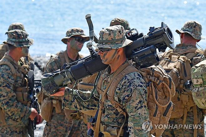 화기 들고가는 미 해병대원 (포항=연합뉴스) 손대성 기자 = 6일 경북 포항 해안에서 열린 한미 해병대 연합훈련인 KMEP 훈련에서 미 해병대원이 화기를 들고 가고 있다. 2025.8.6 sds123@yna.co.kr
