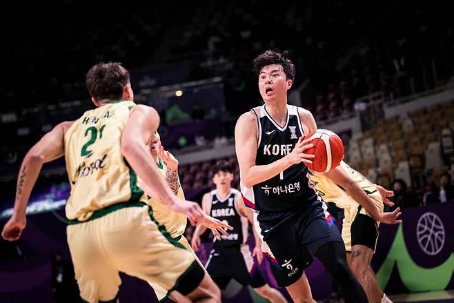 한국의 이현중(오른쪽) [FIBA 제공. 재판매 및 DB 금지]