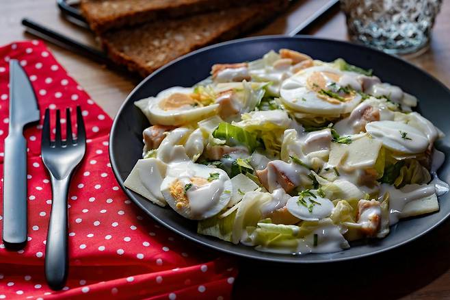 닭고기와 계란 양배추 찜