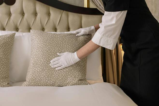 침구를 정리하는 손