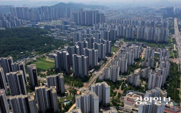정부의 6·27 부동산 대책 발표 이후, 인천시내 집값이 비싼 지역을 중심으로 부동산 시장 거래량이 급격히 감소하고 있는 것으로 나타났다. 사진은 청라국제도시 아파트 단지들의 모습. 2025.7.25 /조재현기자 jhc@kyeongin.com
