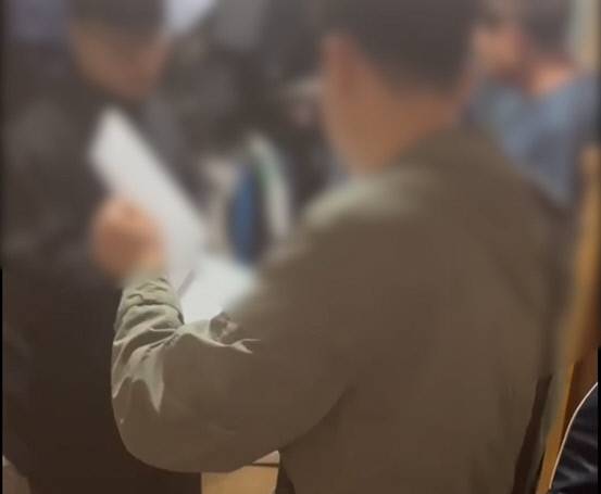 지난해 11월 경기 지역에 소재한 총책 A씨의 주거지에서 경찰이 압수수색을 벌이고 있다. 사진=경기남부경찰청