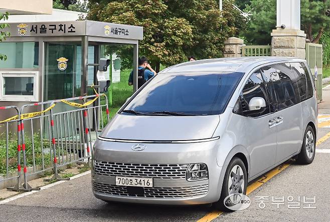 김건희 여사 관련 의혹을 수사하는 민중기 특별검사팀이 7일 오전 윤석열 전 대통령 체포에 실패한 뒤 의왕시 서울구치소를 나서고 있다. 임채운기자