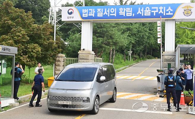 김건희 여사 관련 의혹을 수사하는 민중기 특별검사팀이 7일 오전 윤석열 전 대통령 체포에 실패한 뒤 의왕시 서울구치소를 나서고 있다. 임채운기자