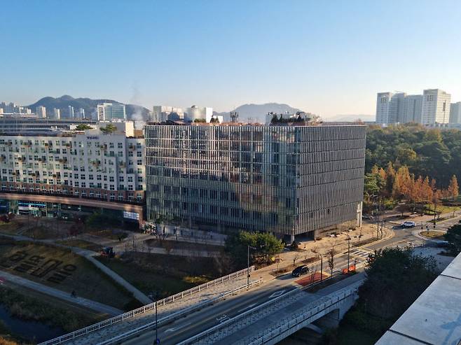 건축물을 완공하고도 1년 가까이 문을 열지 못하고 있는 어진동 신라스테이 전경. 사진=이희택 기자.