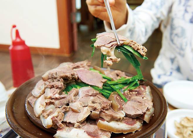 전남도가 이열치열을 제대로 느낄 수 있는 남도만의 대표 여름철 보양식 6가지를 선정했다. 사진은 위로부터 회춘탕, 흑염소 요리.<전남도 제공>