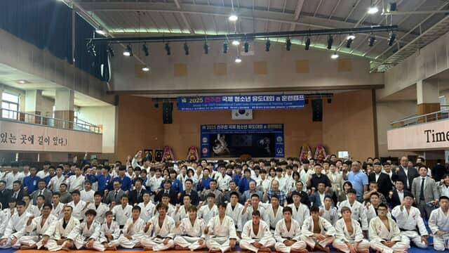 전주시유도회(회장 김평수)는 지난 6일 우석고등학교 체육관에서 ‘2025 전주컵 국제 청소년 유도대회 겸 훈련캠프’ 개회식을 갖고 본격 캠프 일정에 돌입했다./전주시유도회 제공