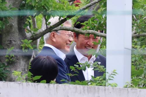 ◇더불어민주당 정청래 대표(오른쪽)가 7일 경남 양산시 하북면 평산마을 문재인 전 대통령 사저 마당에서 문 전 대통령과 대화하고 있다. 2025.8.7 사진=연합뉴스