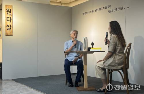 ◇최지순 원로 연극인이 7일 춘천 아트프라자에서 열린 ‘최지순 연극 아카이브-시간을 잇다’ 개막식에 참석해 정은경 아카이브 연구소 문화이음 대표와 아카이브 토크를 진행하고 있다. 사진=김오미기자